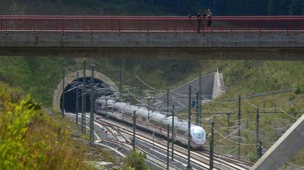 Schnell wie sonst nicht: Der ICE 3 auf der Neubaustrecke Erfurt-Ebensfeld der Gesamtstrecke Berlin-München in Richtung Bayern. 