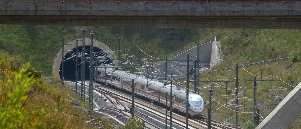 Schnell wie sonst nicht: Der ICE 3 auf der Neubaustrecke Erfurt-Ebensfeld der Gesamtstrecke Berlin-München in Richtung Bayern. 