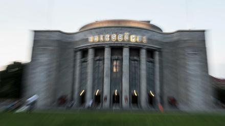 Zoomeffekt. Die Volksbühne geht an den Start, vor dem Berliner Abgeordnetenhaus trafen sich noch einmal die Gegner und übergaben anlässlich des Kulturausschusses eine Petition.