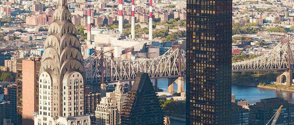 Altes Geld, neues Geld. Blick auf Manhattan mit dem Chrysler Building und dem Trump World Tower.
