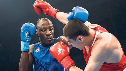Gold und Stolz für Kuba. Erislandy Savon (links) trägt einen berühmten Namen und besiegte bei der WM Russlands Olympiasieger Jewgeni Tischtschenko. 