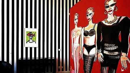 Hereinspaziert. Im Kunsthotel ist jedes Zimmer andres, dieses hat die Künstlerin Elvira Bach gestaltet.
