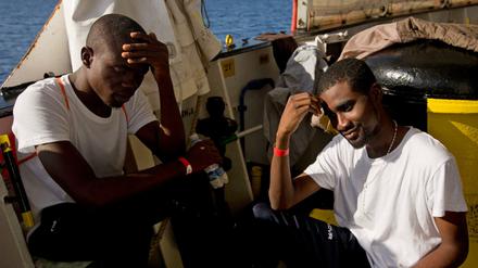 Kaum noch ein Weg übers Wasser: Flüchtlinge auf der "Aquarius", dem Schiff von "Ärzte ohne Grenzen" Anfang August