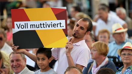 Die syrischen Flüchtlinge Mohammed und Abdulazak während einer Wahlkampfveranstaltung von Bundeskanzlerin Merkel.