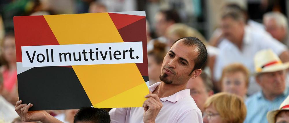 Die syrischen Flüchtlinge Mohammed und Abdulazak während einer Wahlkampfveranstaltung von Bundeskanzlerin Merkel.