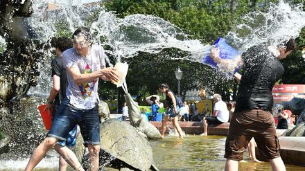 Feucht war's. Und manchmal auch ganz erfrischend, wie hier bei der Wasserschlacht Ende Juli in Mitte.