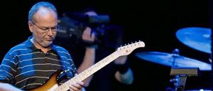 Walter Becker bei einem Steely Dan-Auftritt beim Montreux Jazz Festival 2009.