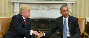 Der scheidende US-Präsident Barack Obama (r.) schüttelt dem neuen Amtsinhaber Donald Trump am 10. November 2016 die Hände.