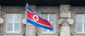 Die nordkoreanische Flagge weht in Berlin-Mitte.