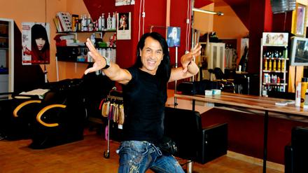 Hamid Nosrati in seinem Friseurladen in der Kantstraße. 