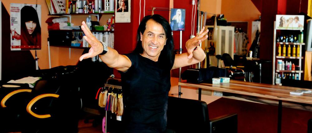 Hamid Nosrati in seinem Friseurladen in der Kantstraße. 
