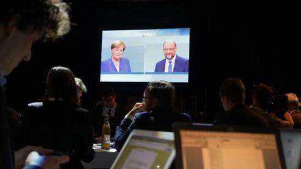 Journalisten verfolgen das TV-Duell von Bundeskanzlerin Merkel (CDU) und Herausforderer Martin Schulz (SPD). 