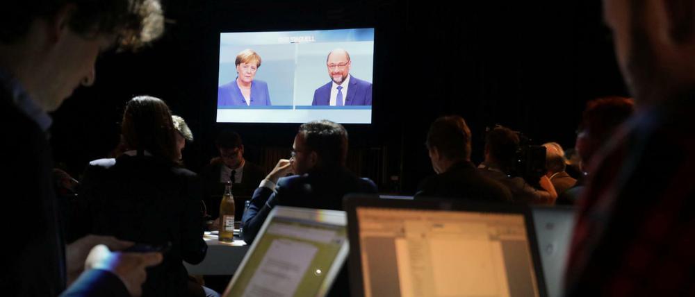 Journalisten verfolgen das TV-Duell von Bundeskanzlerin Merkel (CDU) und Herausforderer Martin Schulz (SPD).