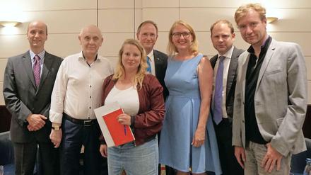 Die Diskussionsteilnehmer (v.l.n.r.): Nicolaus Fest (AfD), Peter-Michael Riedel (Kurfürstendamm Interessengemeinschaft), Friederike Benda (Linke), Klaus-Dieter Gröhler (CDU), Lisa Paus (Grüne), Christoph Meyer (FDP) und Tim Renner (SPD).