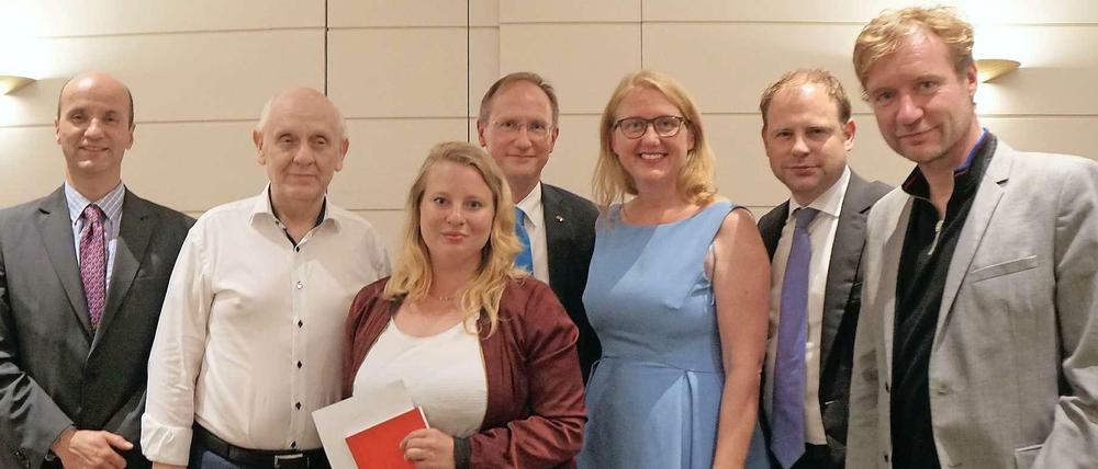 Die Diskussionsteilnehmer (v.l.n.r.): Nicolaus Fest (AfD), Peter-Michael Riedel (Kurfürstendamm Interessengemeinschaft), Friederike Benda (Linke), Klaus-Dieter Gröhler (CDU), Lisa Paus (Grüne), Christoph Meyer (FDP) und Tim Renner (SPD).