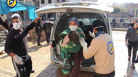 Ein von der "Syria Civil Defence" (Weißhelme) am 4. April 2017 zur Verfügung gestellte Foto, zeigt Freiwillige Helfer, die Opfer eines mutmaßlichen Giftgasangriffs in Chan Scheichun, Syrien, versorgen. 
