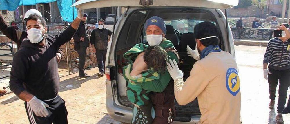 Ein von der "Syria Civil Defence" (Weißhelme) am 4. April 2017 zur Verfügung gestellte Foto, zeigt Freiwillige Helfer, die Opfer eines mutmaßlichen Giftgasangriffs in Chan Scheichun, Syrien, versorgen.