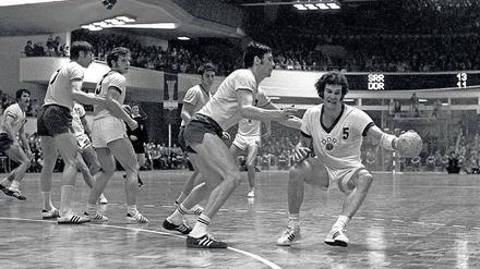 Außergewöhnlicher Linkshänder. Wolfgang Böhme (rechts) gewann mit der DDR bei der WM 1974 Silber. Den größten Triumph seiner Mannschaft, den Olympiasieg 1980, verpasste er gesperrt, weil er den Machthabern nicht sozialistisch genug war. 