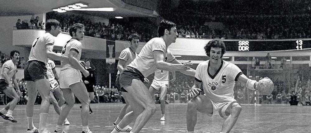 Außergewöhnlicher Linkshänder. Wolfgang Böhme (rechts) gewann mit der DDR bei der WM 1974 Silber. Den größten Triumph seiner Mannschaft, den Olympiasieg 1980, verpasste er gesperrt, weil er den Machthabern nicht sozialistisch genug war. 