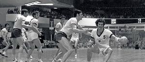 Außergewöhnlicher Linkshänder. Wolfgang Böhme (rechts) gewann mit der DDR bei der WM 1974 Silber. Den größten Triumph seiner Mannschaft, den Olympiasieg 1980, verpasste er gesperrt, weil er den Machthabern nicht sozialistisch genug war.