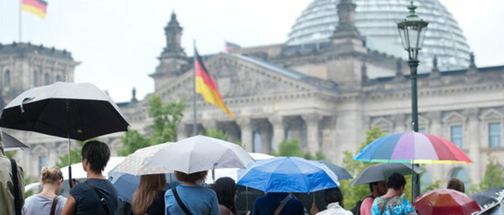 Wer lässt wen im Regen stehen? 