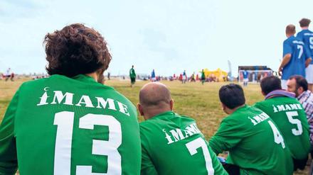 Interreligiös. Beim vorigen Fußballfest des BFV spielten im September 2015 die Teams der Pfarrer und Imame auf dem Tempelhofer Feld gegeneinander.
