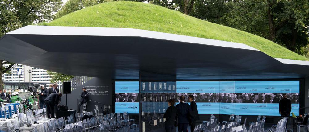 Freier Zugang. Die Besucher können jetzt die Dokumentation über den Anschlag von 1972 in dem "aufgeschnittenen" Hügel - ein Entwurf des Architekturbüros Brückner &amp; Brückner - besichtigen. 