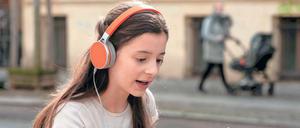 Extrovertiert, introvertiert. Carla (Mia Kasalo) muss mit der Freundin alles bequatschen. 