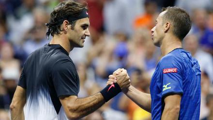 Sportlicher Abschied: Philipp Kohlschreiber aus Deutschland und Roger Federer aus der Schweiz geben sich nach dem Spiel die Hand.