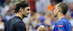 Sportlicher Abschied: Philipp Kohlschreiber aus Deutschland und Roger Federer aus der Schweiz geben sich nach dem Spiel die Hand.