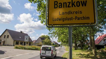 Unter anderem in Banzkow durchsuchten Beamte des BKA und der Bundespolizei Wohnungen und Geschäftsräume durchsuchten. 