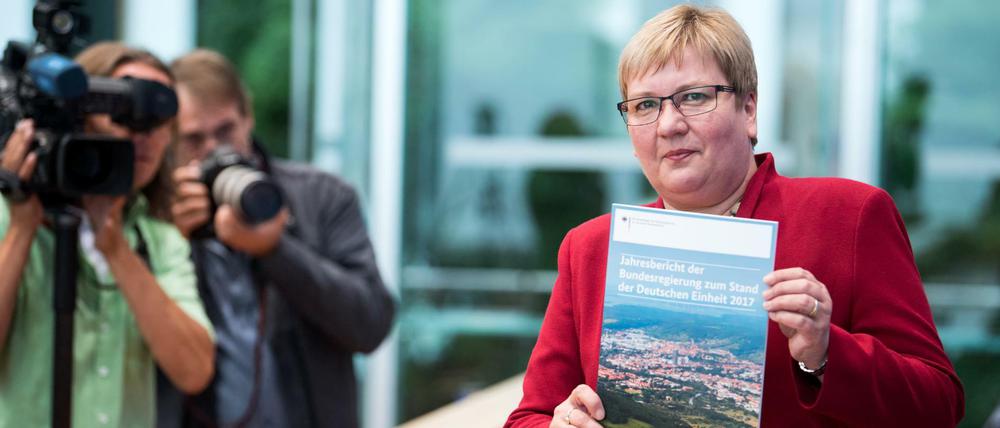 106 Seiten umfasst der neue von der Ost-Beauftragten Iris Gleicke vorgestellte Einheitsbericht. Anders als 2016 ist Fremdenhass kein Schwerpunktthema mehr. 