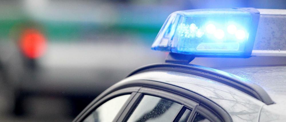 Blaulichter von Polizeifahrzeugen (Symbolbild).