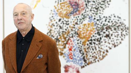 Georg Baselitz vor seinem Kunstwerk "Lenin on the Tribune" (1999).