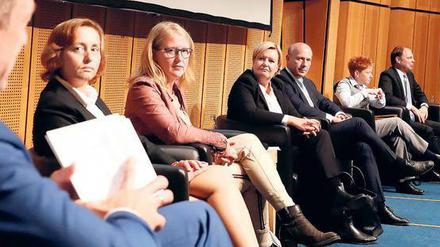Beatrix von Storch (AfD), Lisa Paus (Grüne), Eva Högl (SPD), Kai Wegner (CDU), Petra Pau (Linke) und Christoph Meyer (FDP, von links nach rechts) stellten sich den Fragen von IHK-Hauptgeschäftsführer Jan Eder und VBKI-Chef Udo Marin.