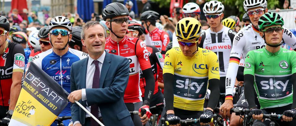 Düsseldorfs Oberbürgermeister Thomas Geisel (SPD) beim Tour-Auftakt inmitten des Feldes.