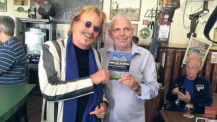 Sportsfreunde. Frank Zander und Hörbuch-Autor Michael Jahn im „Bierbrunnen“. 
