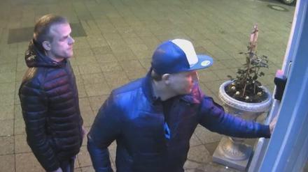 Die Polizei Berlin sucht diese zwei Männer.