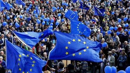 Teilnehmer einer "Pulse of Europe"-Demonstration auf dem Gendarmenmarkt in Berlin.