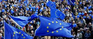 Teilnehmer einer "Pulse of Europe"-Demonstration auf dem Gendarmenmarkt in Berlin.