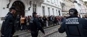 Großes Interesse: Am Gericht in Freiburg bildeten sich vor Prozessbeginn lange Schlangen.