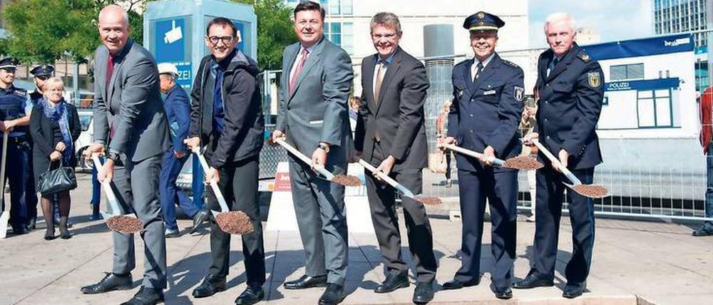 Polizeipräsident Klaus Kandt (3.v.r.) und Innensenator Andreas Geisel (SPD/3.v.l.) beim symbolischen Spatenstich.