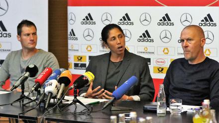 Pressekonferenz mit Bundestrainerin Steffi Jones Bundestrainerin Steffi Jones Assistenztrainer Markus Högner Torwarttrainer Simon Panter. 
