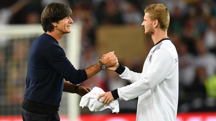 Handshake. Bundestrainer Löw (l.) hat in Timo Werner vielleicht den lange vermissten Stürmer gefunden.