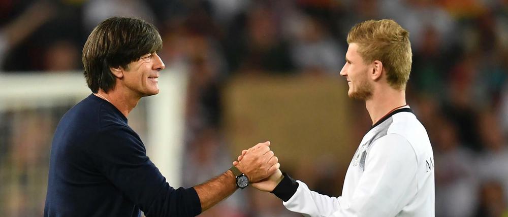 Handshake. Bundestrainer Löw (l.) hat in Timo Werner vielleicht den lange vermissten Stürmer gefunden.