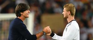 Handshake. Bundestrainer Löw (l.) hat in Timo Werner vielleicht den lange vermissten Stürmer gefunden.