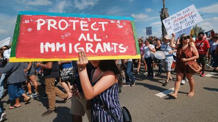 Viele Immigranten, die als Kinder illegaler Einwanderer in die USA gekommen waren, erhielten mit DACA eine Arbeitserlaubnis und wurden von Ausweisung geschützt. 