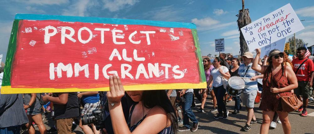 Viele Immigranten, die als Kinder illegaler Einwanderer in die USA gekommen waren, erhielten mit DACA eine Arbeitserlaubnis und wurden von Ausweisung geschützt.