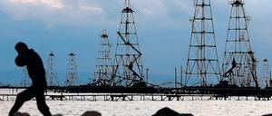 Die Erdölförderung - hier in Aserbaidschan - steht der demokratischen Entwicklung des Landes entgegen.