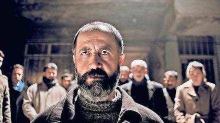 Kadir (Mehmet Özgür) wird auf seinen nächtlichen Streifzügen zum Opfer der staatlichen Paranoia.